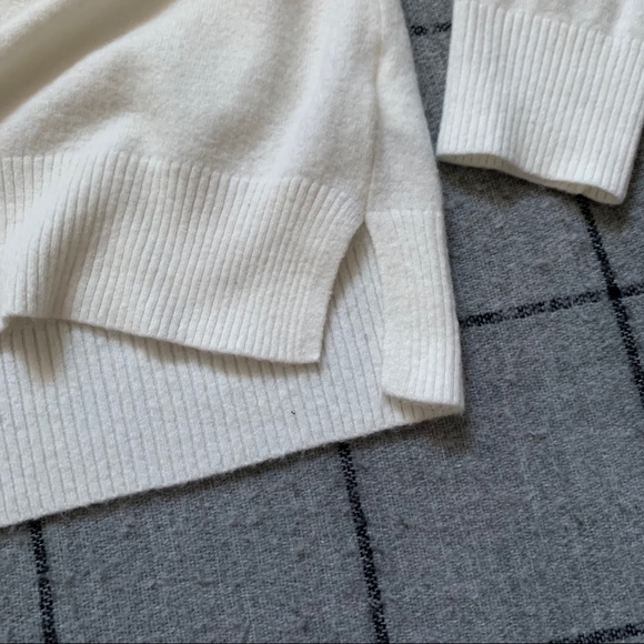 Comfy off-white tie up sweater with hood - Picture 4 of 4